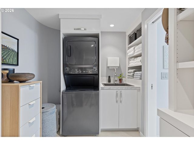 240 GREENRIDGE Dr, Lake Oswego, OR 97035