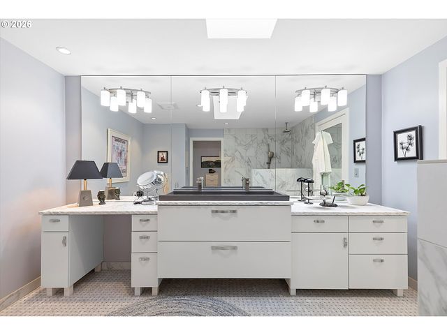 240 GREENRIDGE Dr, Lake Oswego, OR 97035