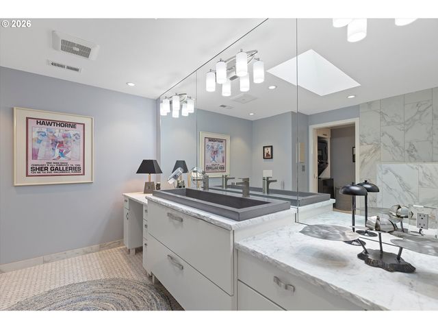 240 GREENRIDGE Dr, Lake Oswego, OR 97035