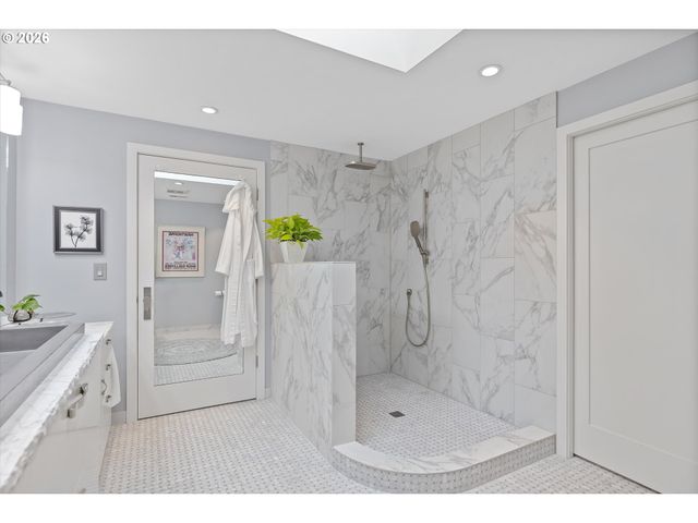 240 GREENRIDGE Dr, Lake Oswego, OR 97035