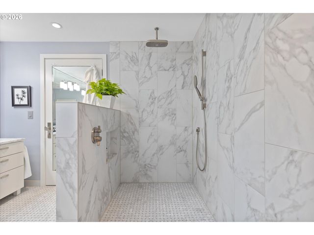 240 GREENRIDGE Dr, Lake Oswego, OR 97035