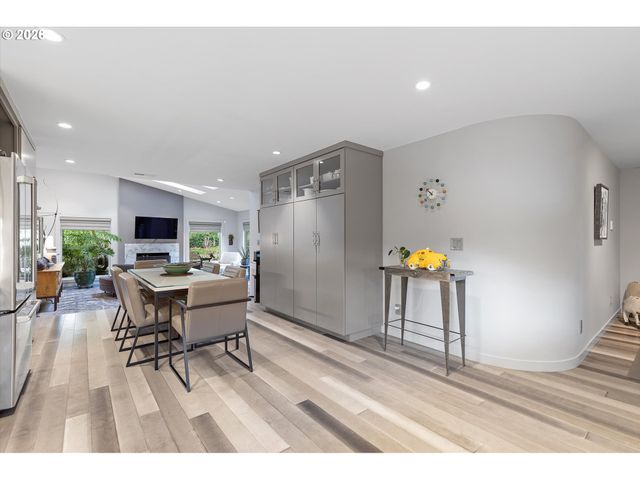 240 GREENRIDGE Dr, Lake Oswego, OR 97035