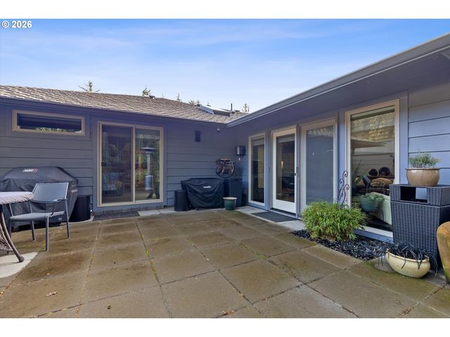 240 GREENRIDGE Dr, Lake Oswego, OR 97035