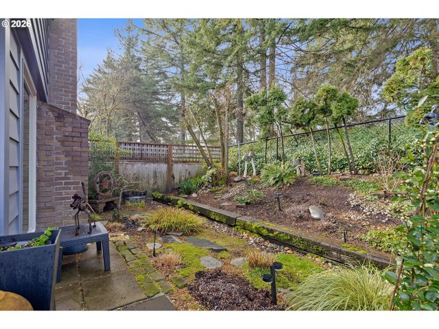 240 GREENRIDGE Dr, Lake Oswego, OR 97035