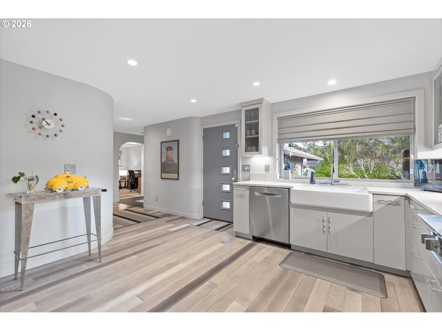 240 GREENRIDGE Dr, Lake Oswego, OR 97035