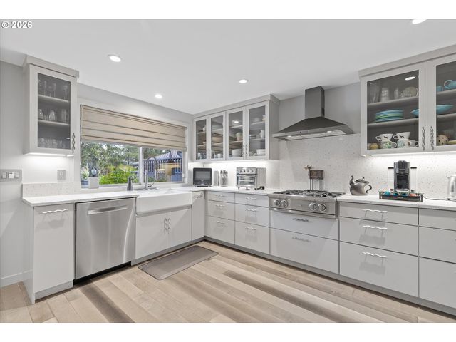 240 GREENRIDGE Dr, Lake Oswego, OR 97035