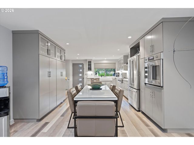 240 GREENRIDGE Dr, Lake Oswego, OR 97035