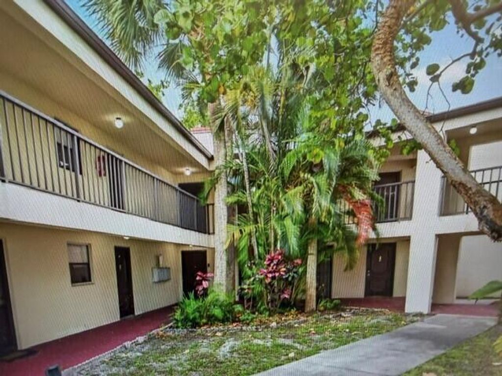 Image 4 of property listing at 2308 S Cypress Bend Drive #123, Pompano Beach, FL 33069