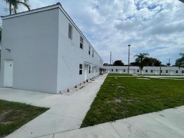 4393 Windsor Avenue 26, West Palm Beach, FL 33407
