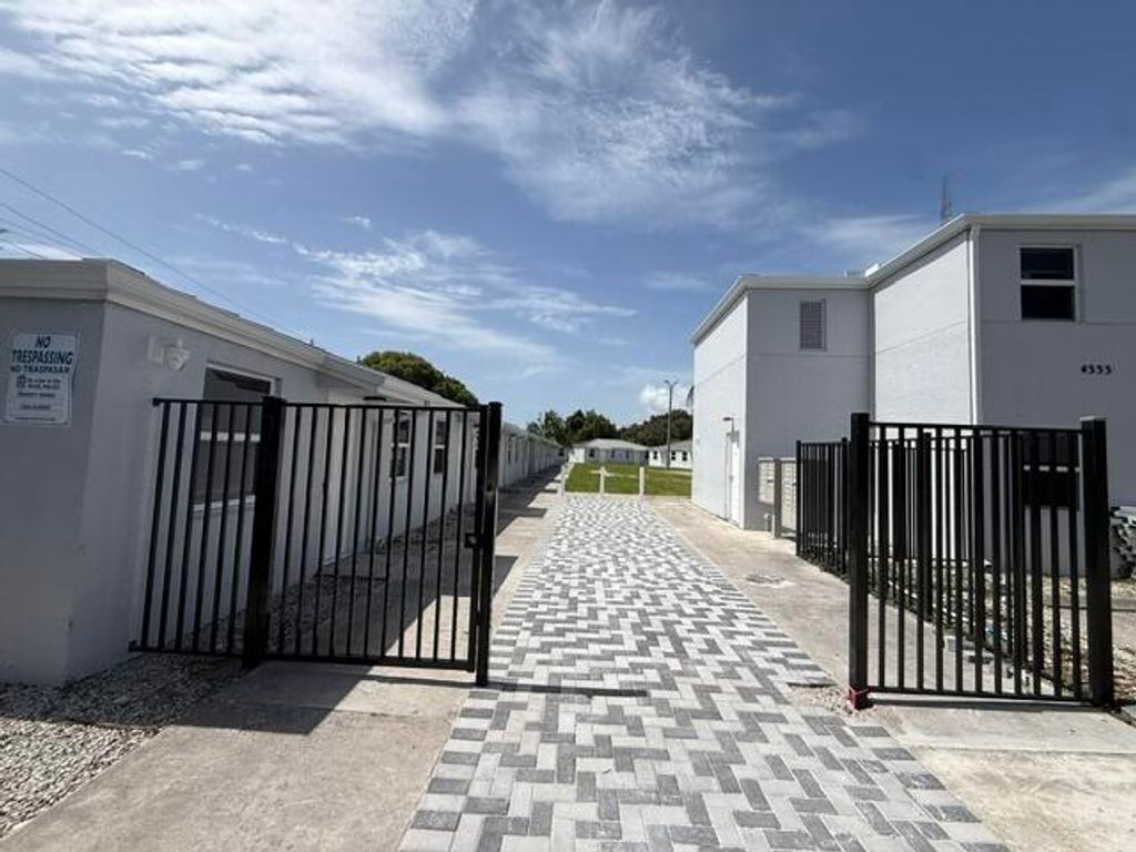 4393 Windsor Avenue 26, West Palm Beach, FL 33407