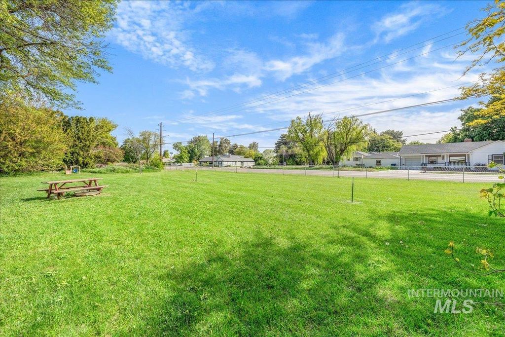 2110 S 10th Avenue, Caldwell, ID 83605