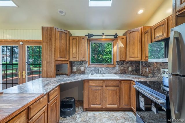 1041 Davenport Drive, Burton, MI 48529