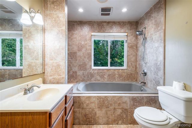 1041 Davenport Drive, Burton, MI 48529