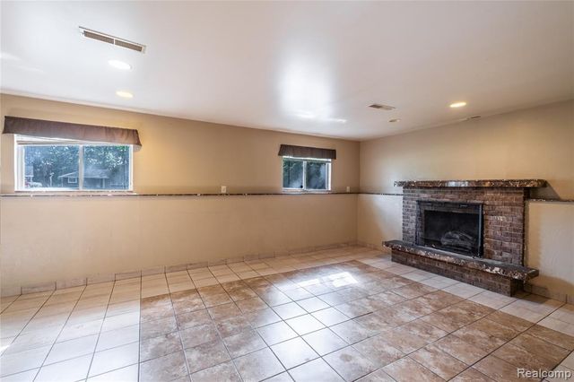 1041 Davenport Drive, Burton, MI 48529
