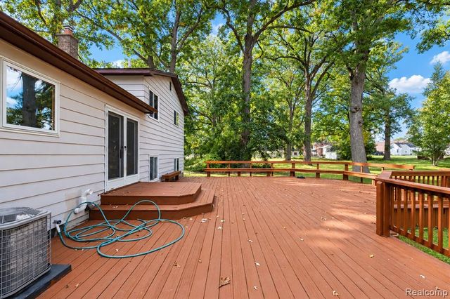 1041 Davenport Drive, Burton, MI 48529