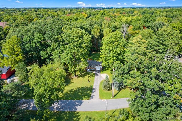 1041 Davenport Drive, Burton, MI 48529
