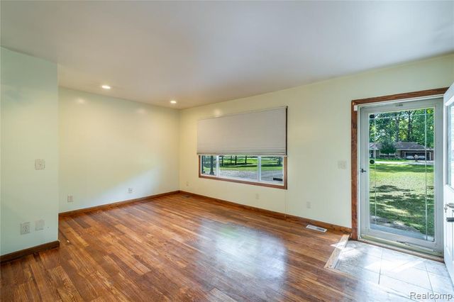 1041 Davenport Drive, Burton, MI 48529