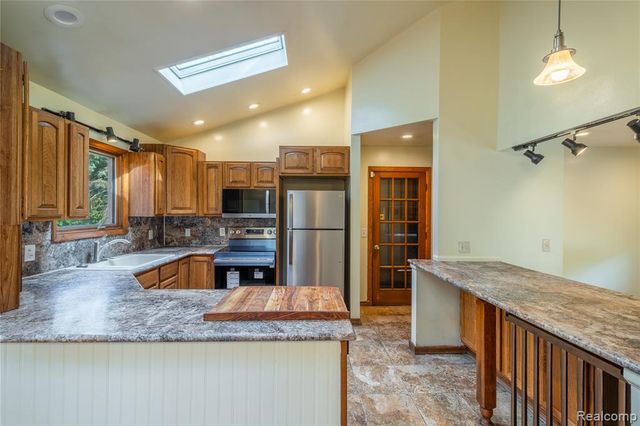 1041 Davenport Drive, Burton, MI 48529