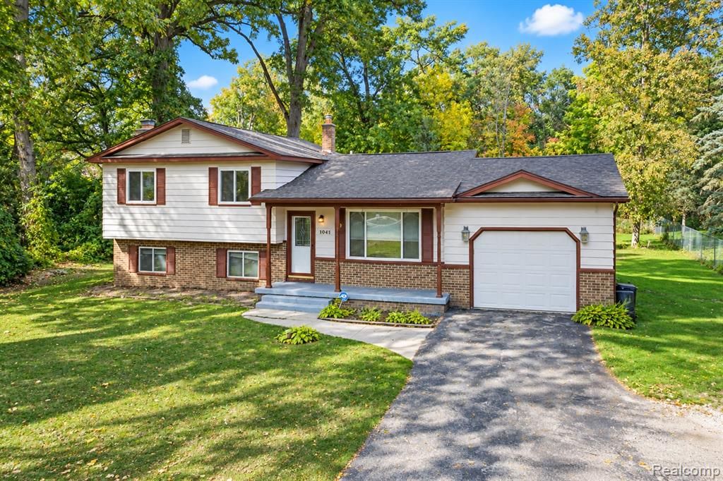 1041 Davenport Drive, Burton, MI 48529