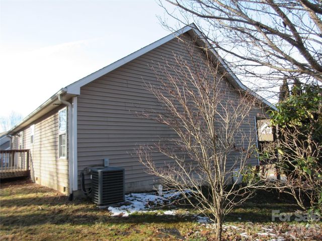 618 Brook Knoll Circle, Weaverville, NC 28787