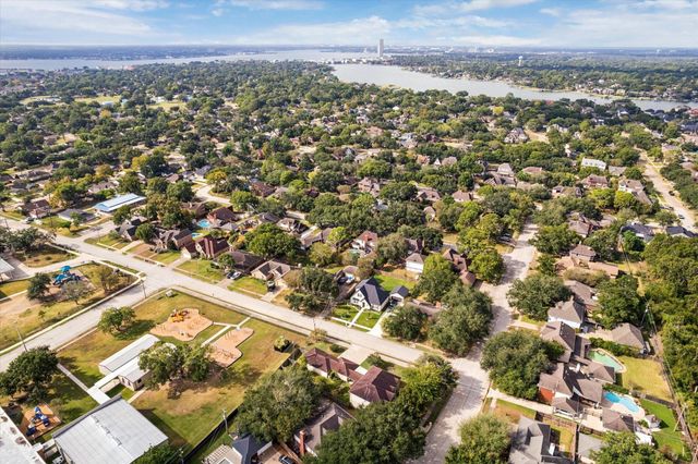 702 Huntercrest Street, El Lago, TX 77586