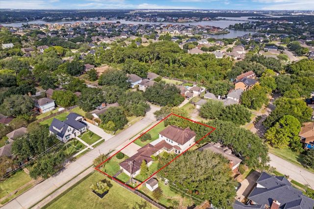 702 Huntercrest Street, El Lago, TX 77586