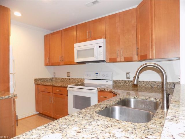 205 Amersham Dr Apt C, Yorktown, VA 23693