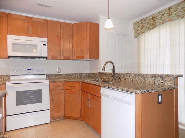 205 Amersham Dr Apt C, Yorktown, VA 23693