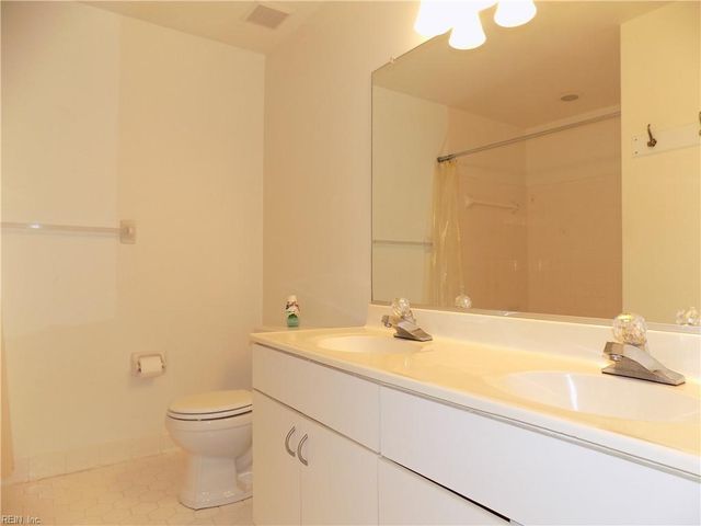 205 Amersham Dr Apt C, Yorktown, VA 23693
