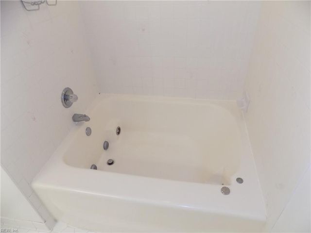 205 Amersham Dr Apt C, Yorktown, VA 23693