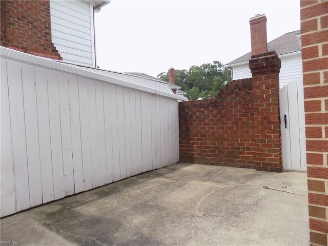 205 Amersham Dr Apt C, Yorktown, VA 23693