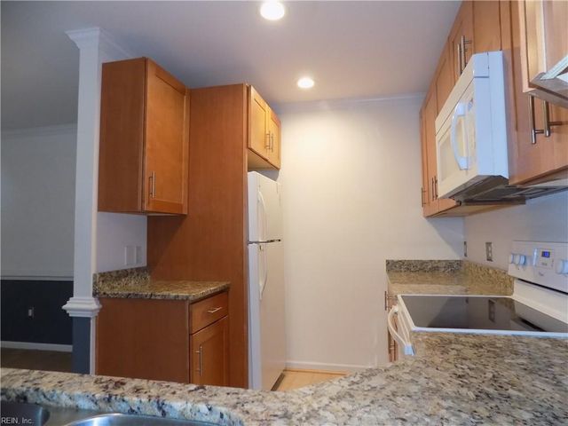 205 Amersham Dr Apt C, Yorktown, VA 23693