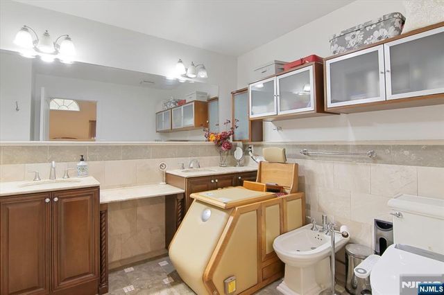 85 Harvey Avenue, Paramus, NJ 07652