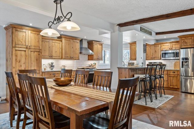 12 OAKLAND Drive, Riverton, IL 62561