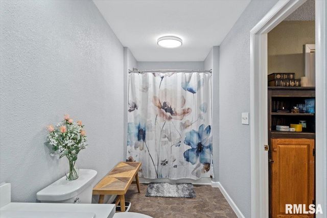 12 OAKLAND Drive, Riverton, IL 62561