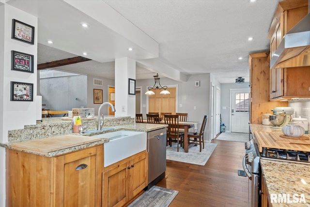 12 OAKLAND Drive, Riverton, IL 62561