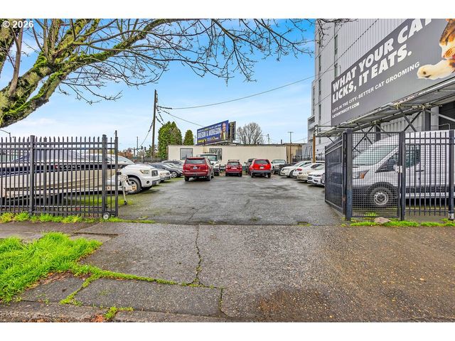 240 Ne M L KING Blvd, Portland, OR 97232