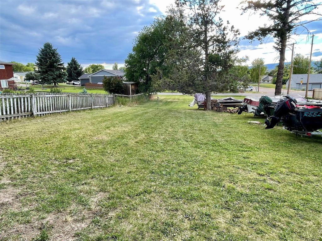 Image 5 of property listing at 921 11th Street E, Polson, MT 59860