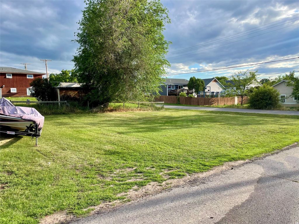 Image 6 of property listing at 921 11th Street E, Polson, MT 59860
