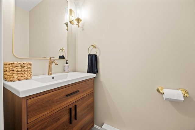 2 Boulder Rd, Bourne, MA 02532