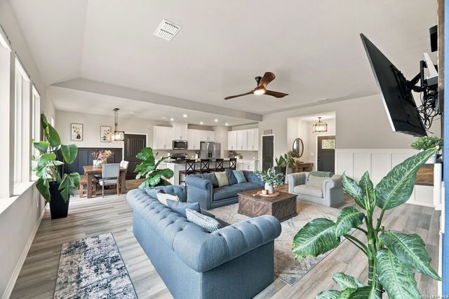 351 Private Road 6623, Devine, TX 78016