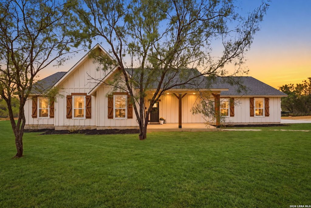 351 Private Road 6623, Devine, TX 78016