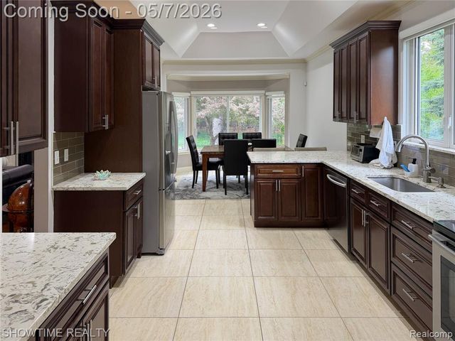 22150 Abington Drive, Farmington Hills, MI 48335