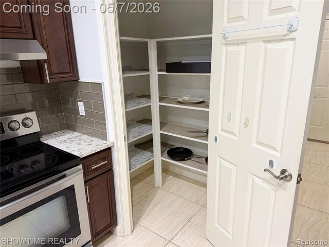 22150 Abington Drive, Farmington Hills, MI 48335
