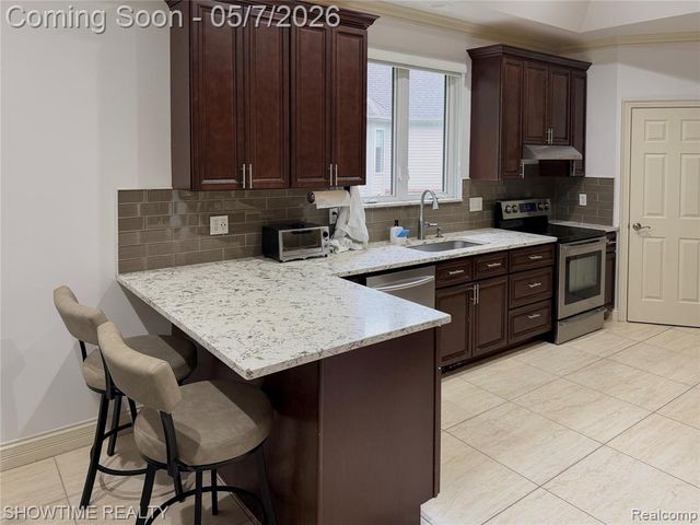 22150 Abington Drive, Farmington Hills, MI 48335
