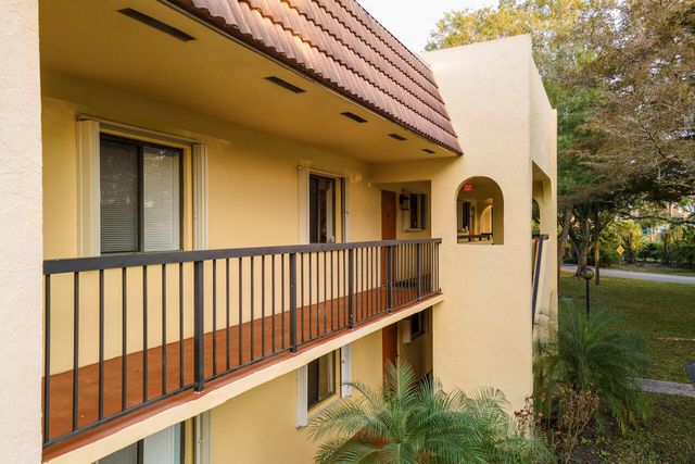 930 SW 9th Street Circle 205, Boca Raton, FL 33486