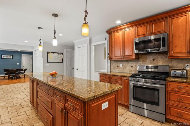 7 E Gate Lane, Setauket, NY 11733