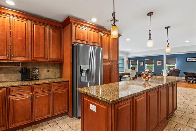7 E Gate Lane, Setauket, NY 11733