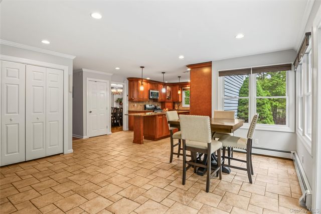 7 E Gate Lane, Setauket, NY 11733