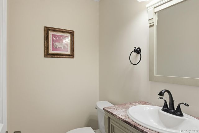 7 E Gate Lane, Setauket, NY 11733